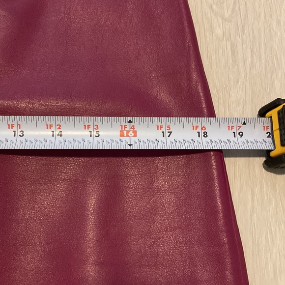 Banana Republic 💯 Leather Skirt - Picture 4 of 10